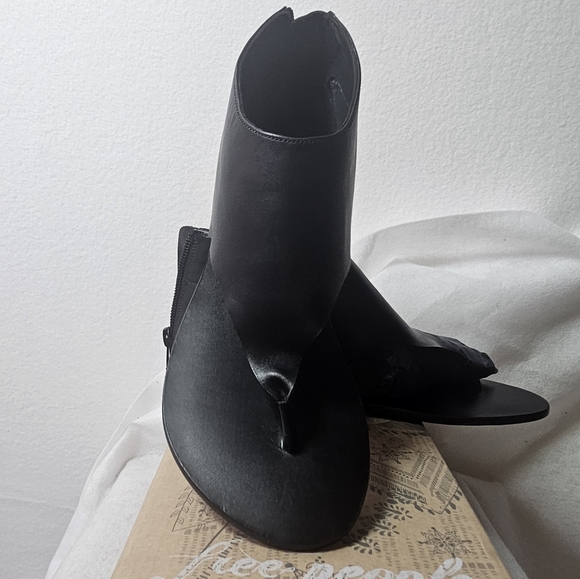 Free People Uma Thong Sandal Black Leather Bootie Style – Size 6.5 - Picture 1 of 7